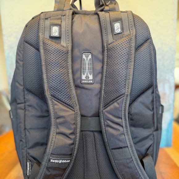 SwissGear 3670 USB ScanSmart Laptop Backpack - Picture 6 of 16